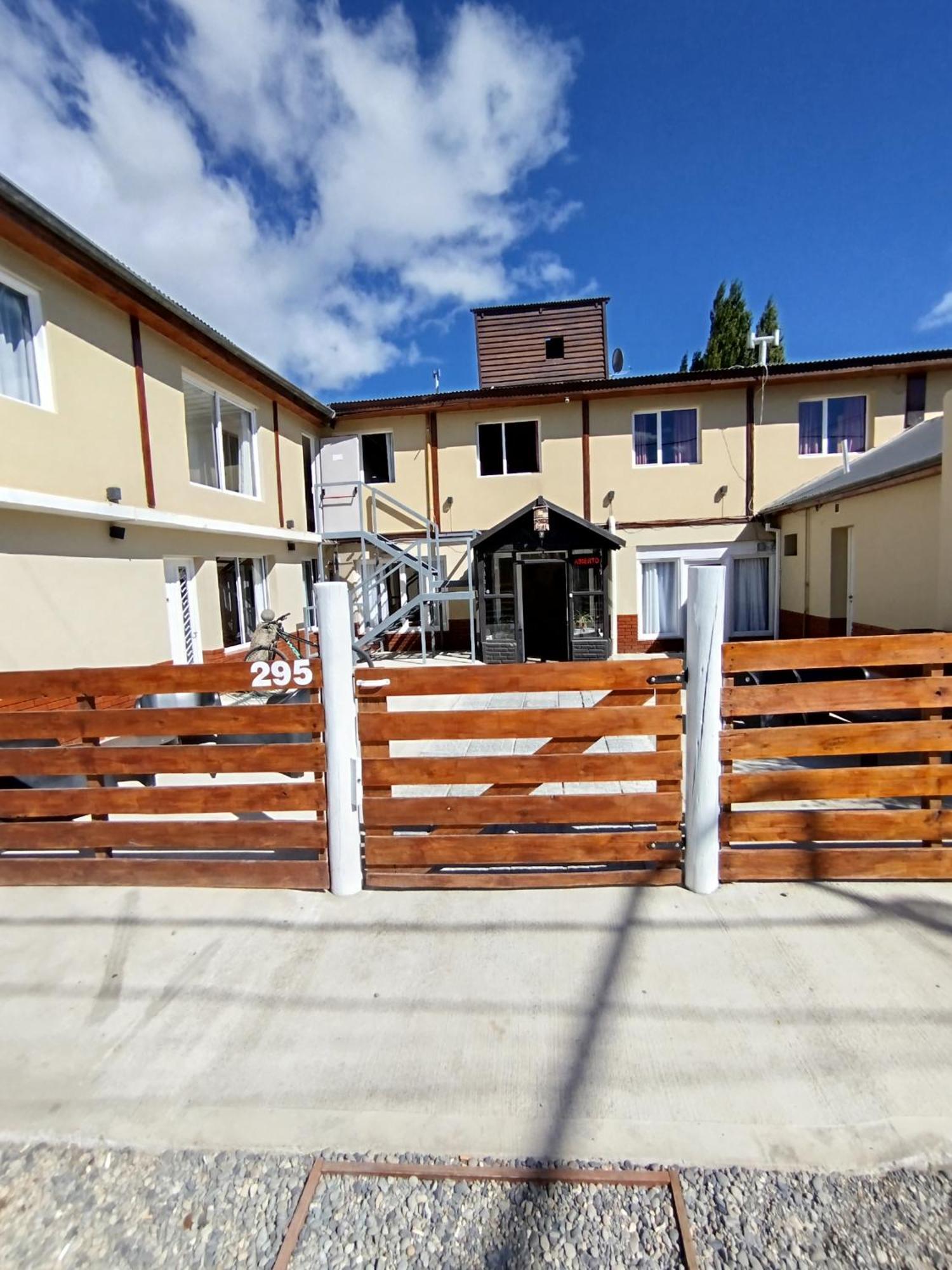 Hostel Elal El Calafate Bagian luar foto